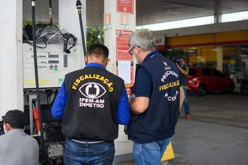 Procon-AM e Ipem-AM fiscalizam postos de gasolina em ação conjunta com a ANP pelo Dia do Consumidor