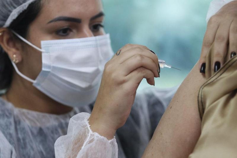 Governo do Amazonas inicia estudo CovacManaus com aplicação de vacinas em servidores de segurança e educação