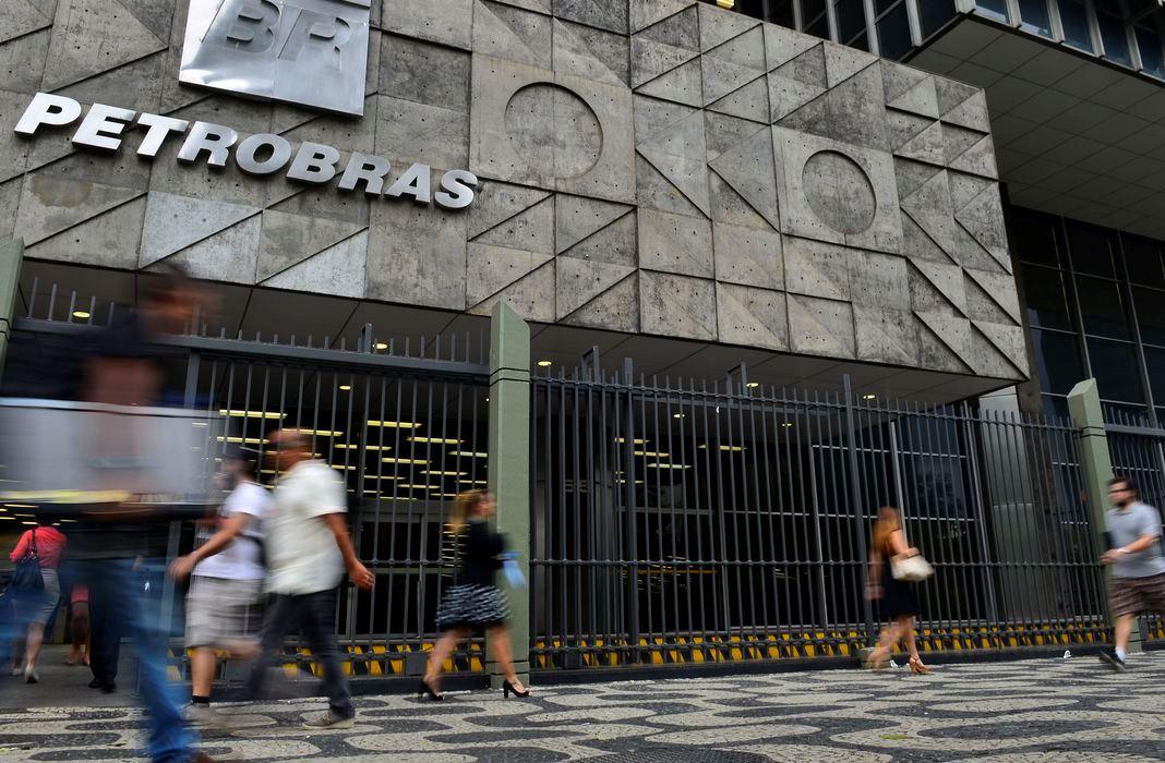 Petrobras anuncia redução do preço da gasolina nas refinarias