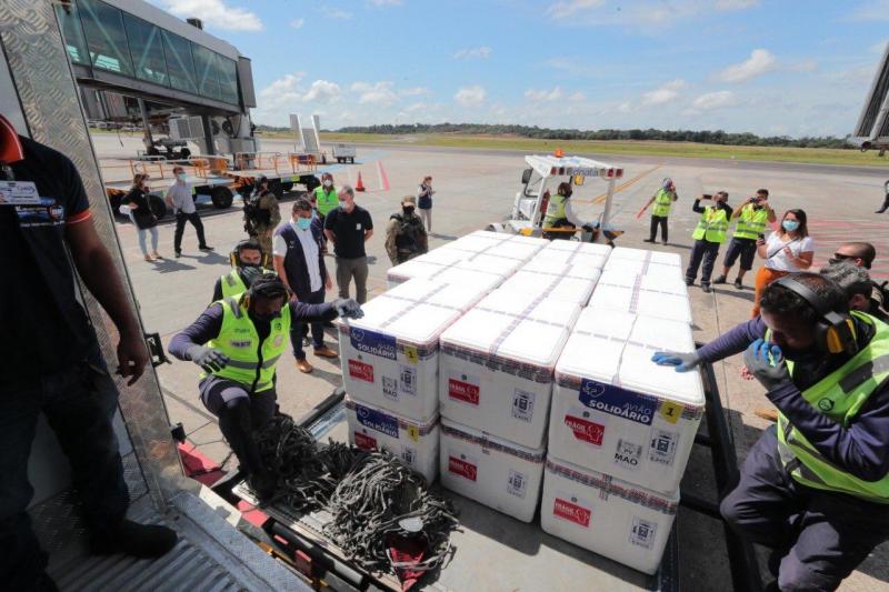 Wilson Lima recebe a segunda maior remessa de vacinas contra a Covid-19 já enviada ao Amazonas com 221,8 mil doses
