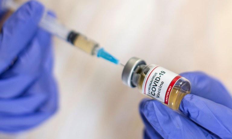 Governo verifica 50 mil inconsistências nas vacinações, como doses aplicadas em pessoas falecidas