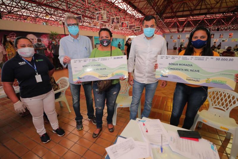 Wilson Lima entrega mais de R$ 4 milhões em indenizações para beneficiários do Prosamim do Igarapé do Quarenta