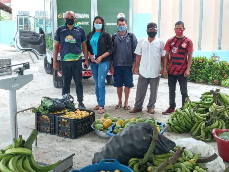 Idam atua em ação de entrega de alimentos a famílias em condição de vulnerabilidade, em Benjamin Constant