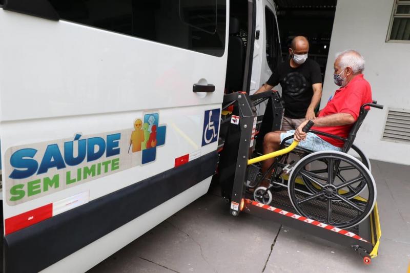 Pacientes do Centro de Reabilitação da Policlínica Codajás passam a contar com transporte adaptado, o TransportaCER
