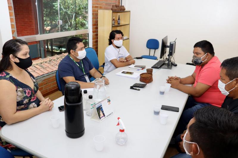 Governo do Amazonas, por meio da FEI, entrega equipamentos a federação e a associação indígena