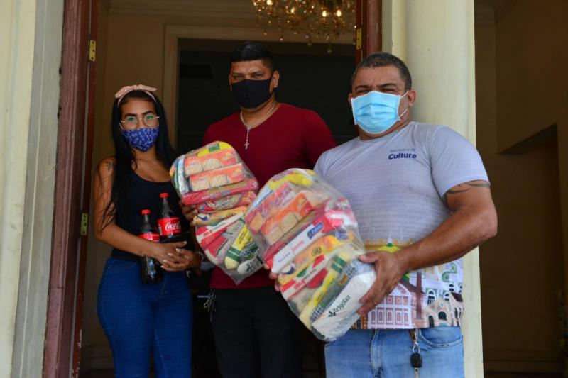 Governo do Amazonas entrega 125 cestas básicas a trabalhadores da cultura