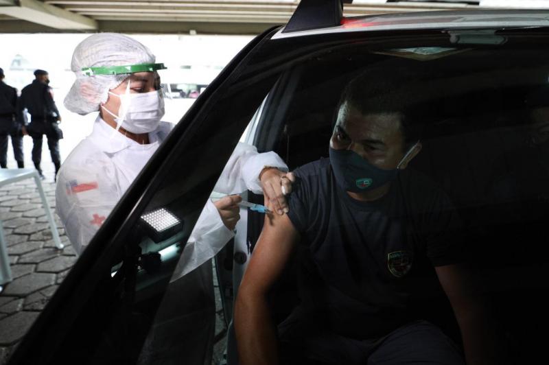 Profissionais da segurança pública atuantes na linha de frente contra a Covid-19 começam a ser imunizados