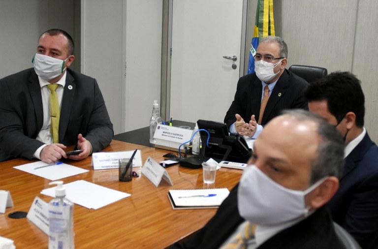 Ministro Queiroga discute cronograma de entregas de vacinas da Covid-19 com presidente da Pfizer Brasil