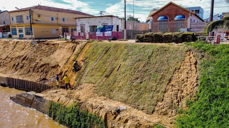 Prefeitura de Parintins retoma obra de construção do muro de contenção na rua Caetano Prestes 