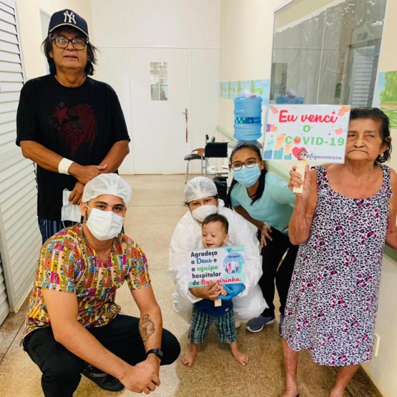 Criança de 2 anos deixa o hospital de Barreirinha, após melhora da Covid-19
