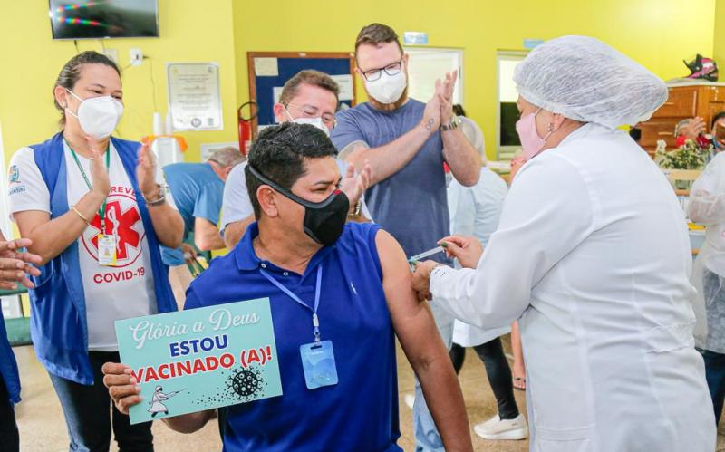 Prefeito de Parintins, Bi Garcia, é vacinado contra a Covid-19