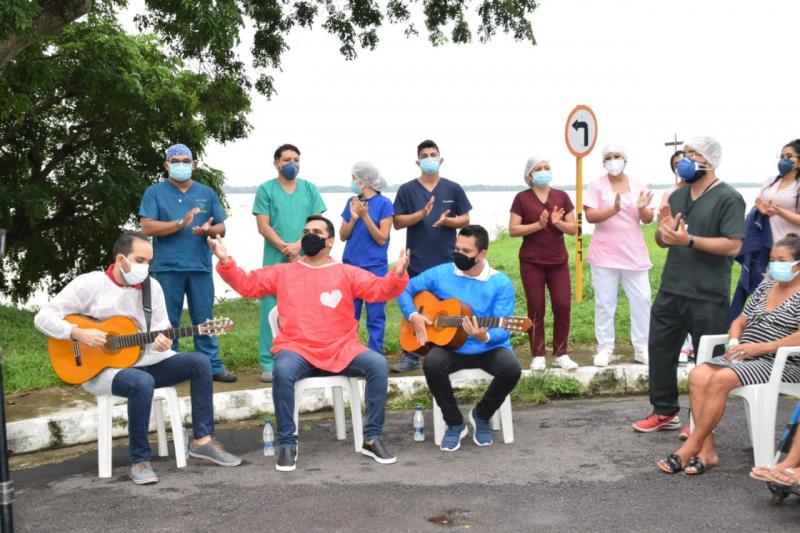 Musicoterapia com Israel Paulain e Edmundo Oran emociona pacientes com Covid-19 em hospital de Parintins 