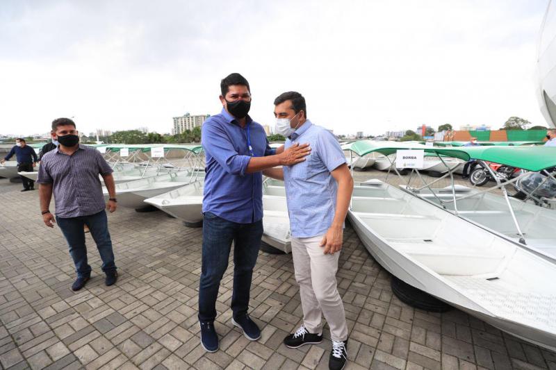Wilson Lima entrega motocicletas e embarcações para reforçar ações de combate à malária no interior