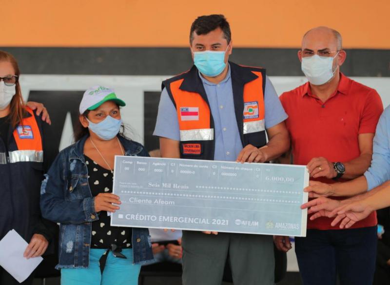 Wilson Lima entrega R$ 1,8 milhão em Crédito Solidário em municípios atingidos pela cheia