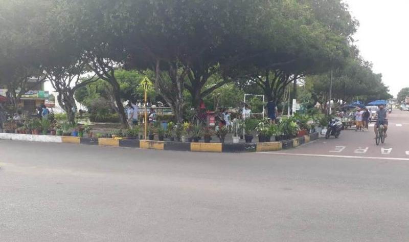 Praça da Liberdade se transforma a cada dia em ponto de comércio informal em Parintins Praça da Liberdade se transforma a cada dia em ponto de comércio informal em Parintins