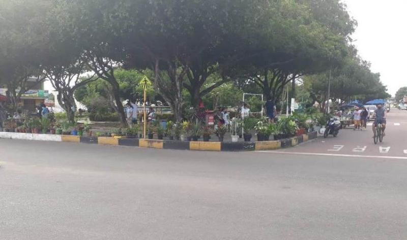 Praça da Liberdade se transforma a cada dia em ponto de comércio informal em Parintins