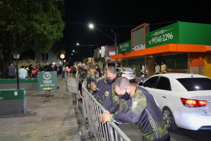 Praça do Caranguejo é interditada por 15 dias após fim de semana com aglomerações em bares