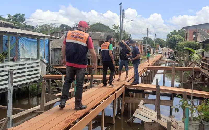 Equipe da Defesa Civil visita áreas alagadas nas ruas Padre Jorge Frezzini e Dom Arcângelo Cerqua