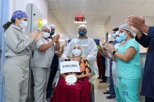 Covid-19: paciente de 92 anos recebe alta no HPS 28 De Agosto