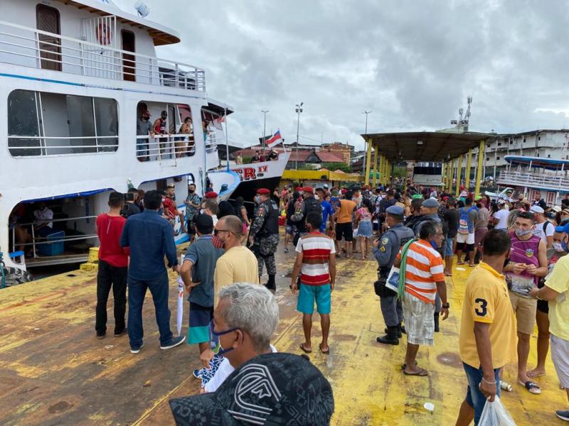 Fiscalização impede saída de embarcação com mais de 900 passageiros