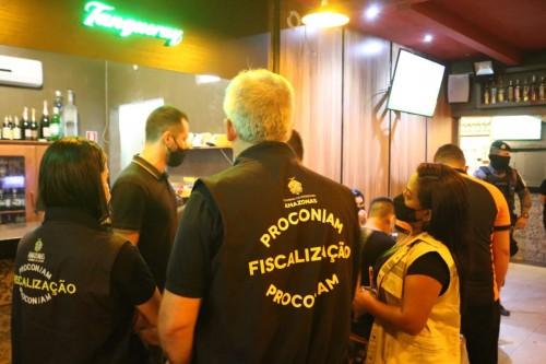 Com mais de 300 pessoas nas ruas, bares são fechados no fim de semana em Manaus