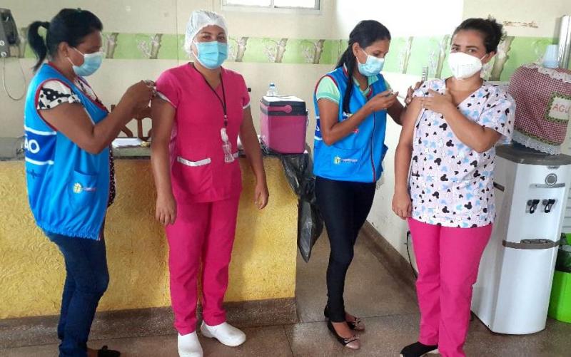 Profissionais do Hospital Coriolano Cidade Lindoso são vacinados contra a Influenza