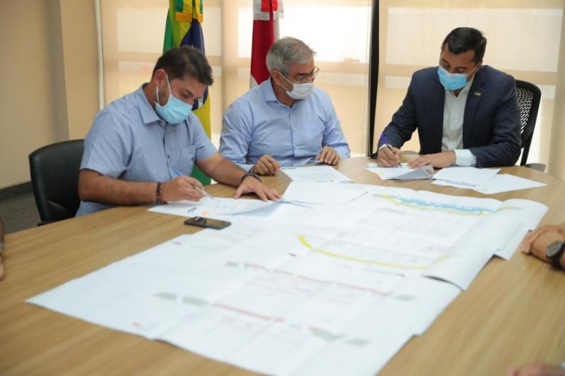 Wilson Lima assina contrato para reformar estádio no município de Barreirinha