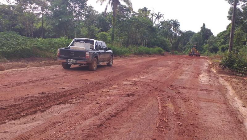 Prefeitura de Parintins recupera estradas no PA Vila Amazônia para escoamento da produção rural 