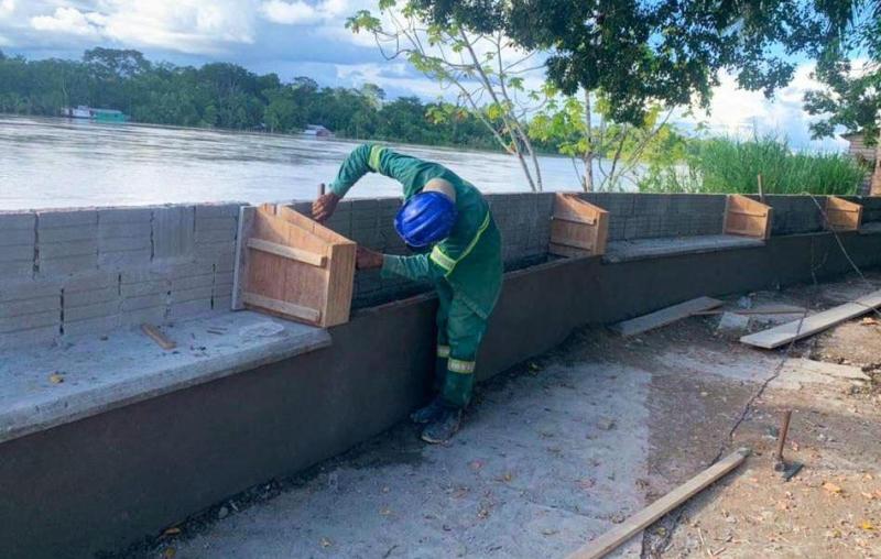 Governo do Estado executa obras de revitalização e ampliação da orla do município de Envira
