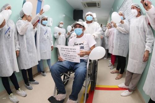 Homem supera quadro grave da Covid-19 e recebe alta no Hospital Nilton Lins