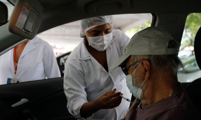 Vacinação contra Covid-19 reduz pela metade morte entre idosos com mais de 80 anos