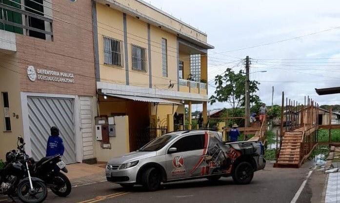 Rio Solimões avança e Polo da Defensoria Pública em Coari mudará de endereço