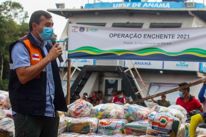 Em Anamã, Wilson Lima entrega cartões do Auxílio Estadual Enchente no valor de R$ 300