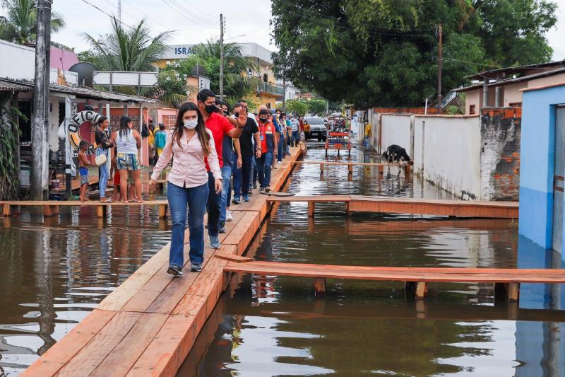 Governo do Amazonas visita  áreas alagadas de Parintins e acelera ações sociais de enfrentamento à enchente 