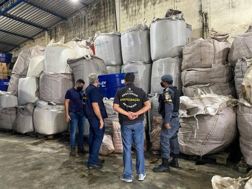 Procon-AM e PM apreendem mais de 150 toneladas de açúcar e 30 mil frascos de álcool em gel vencidos em distribuidora