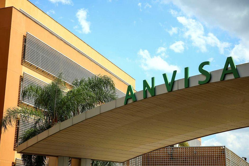Anvisa autoriza uso emergencial de coquetel contra Covid-19