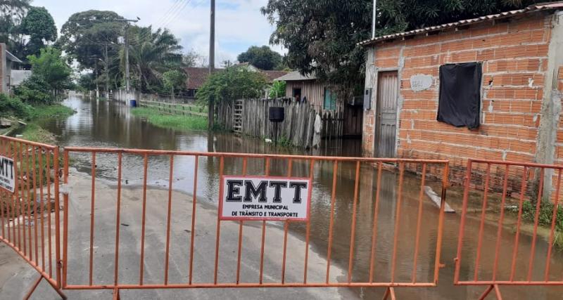 EMTT orienta o trânsito em áreas alagadas de Parintins