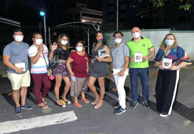 Ação em alusão ao Dia Internacional de Luta contra a LGBTIfobia orienta sobre a garantia de direitos