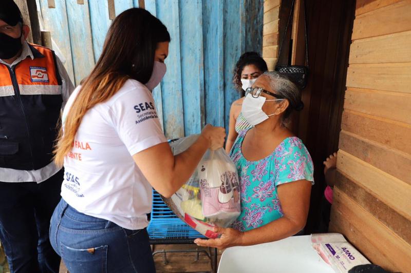 Governo do Amazonas e Parceiros Brilhantes entregam cestas básicas em áreas alagadas de Manacapuru