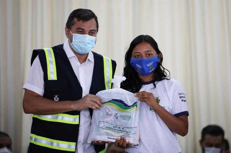 Governador Wilson Lima entrega kits escolares para alunos e professores da rede estadual de ensino