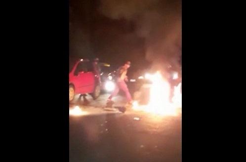 Colisão entre veículos na rodovia Eduardo Braga deixa motocicleta totalmente destruída 
