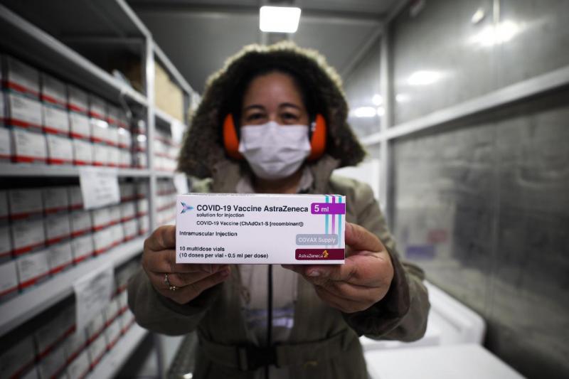 Amazonas recebe 40 mil doses de AstraZeneca para vacinação de trabalhadores da educação