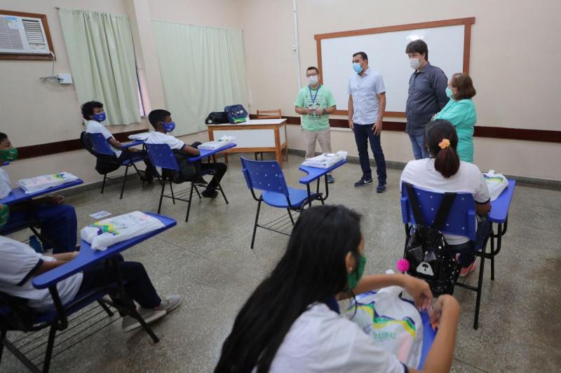 Em Manaus, governador Wilson Lima acompanha retomada das aulas presenciais em sistema híbrido