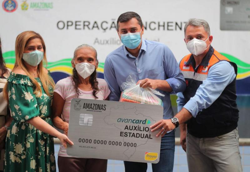 Em Manaus, Wilson Lima entrega cartões do Auxílio Estadual Enchente e cestas básicas