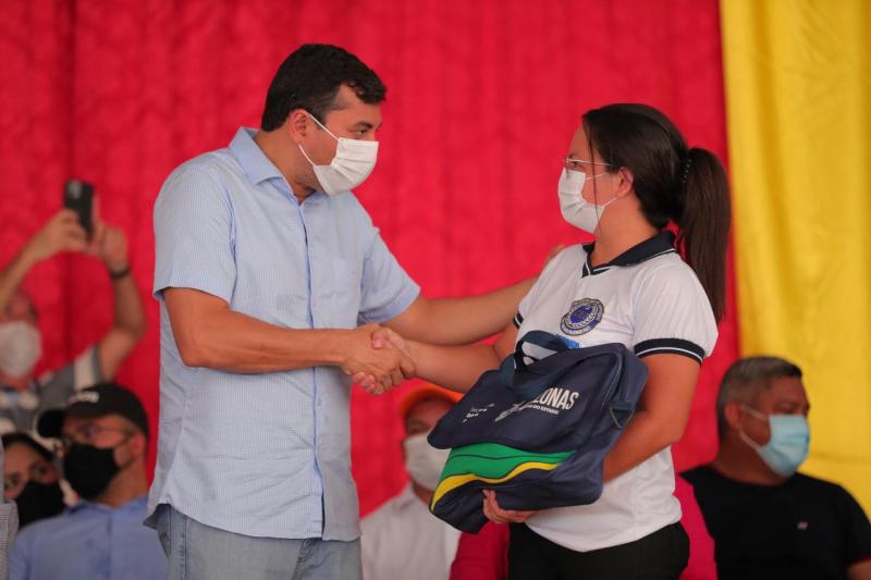 Em Nova Olinda do Norte, Wilson Lima faz entrega de itens para rede estadual de ensino e equipamentos para entidade 