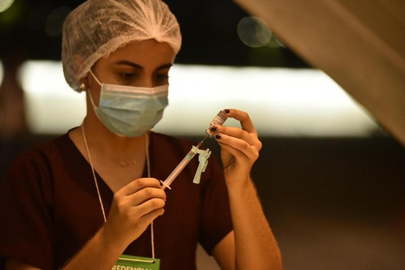 Mais de 12 mil pessoas se vacinaram contra a Covid-19 entre 17h de sábado e 8h de domingo, em Manaus