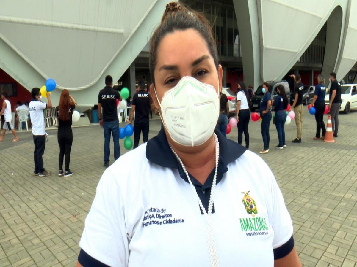 Servidores comemoram marca de 100 mil vacinas aplicadas por mutirão