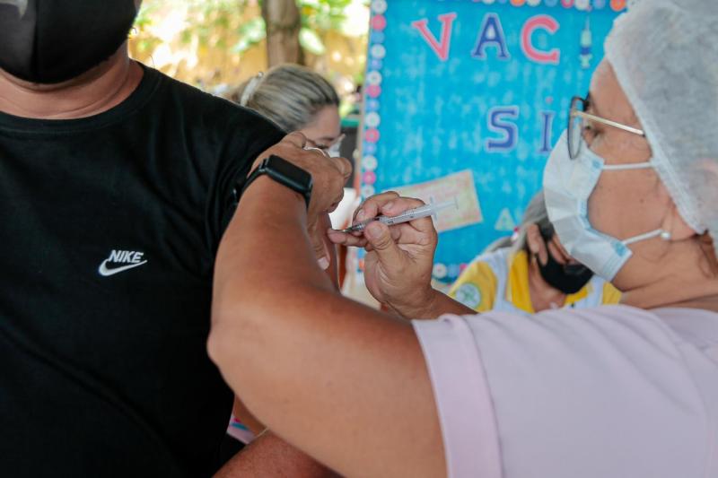 Vacinação em Parintins chega a faixa etária de 34 a 30 anos de idade a partir desta segunda