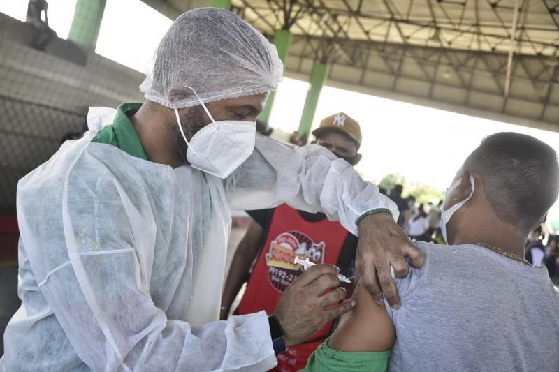 Levando ‘levar dose de esperança a quem precisa’, servidor atua como voluntário na vacinação em Manacapuru