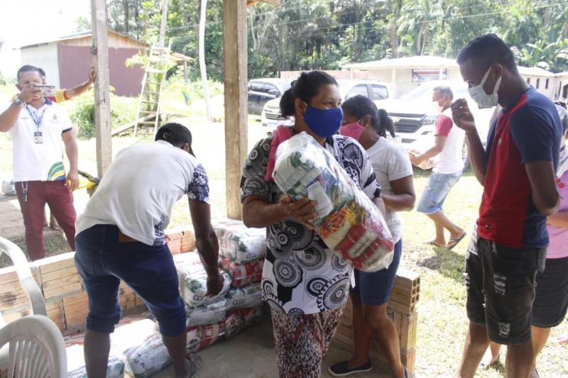 Governo do Estado e Federação da Agricultura entregam cestas básicas a agricultores familiares em Careiro da Várzea